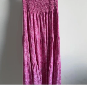 Långkjol! - Testar att lägga upp annnonsen igen då bilderna inte ville visa sig! Väldigt fin och längden är 90 cm, går ner till hälen på mig som är runt 165.