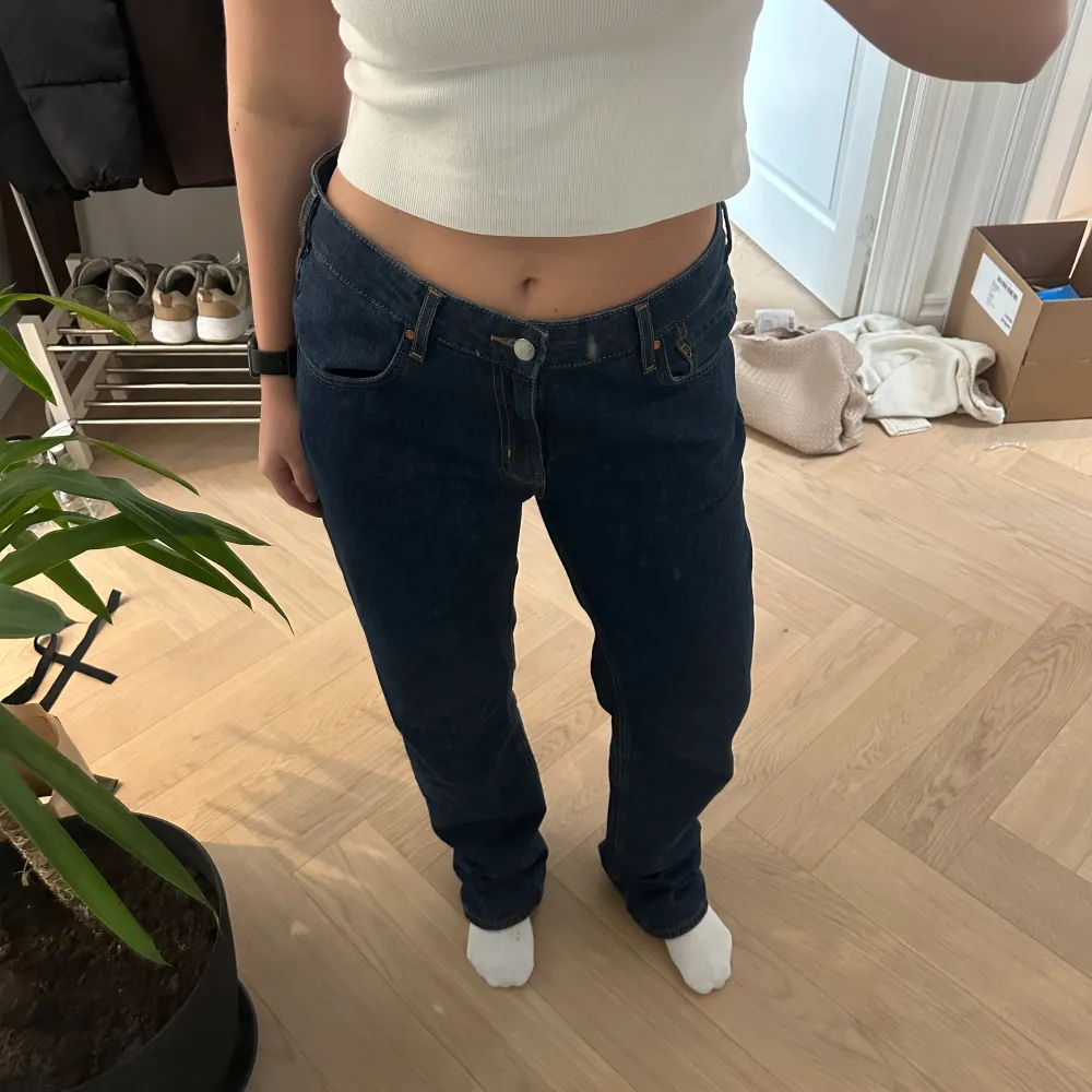 Supersnygga jeans från Bikbok, säljer då de inte kommer till användning längre. Långa i modellen och har därför lite slitningar i slutet av benet (inget som syns när man har de på). Jeans & Byxor.