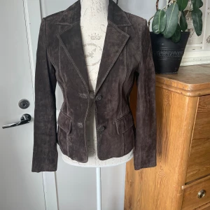 Mockajacka  - Supersnygg jacka från Rock and blue i stl.36. Brun mocka. 