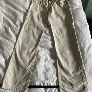 Marlboro Classics byxor - Riktigt schyssta vintage byxor från marlboro classics. Använda men i bra skick utöver ett litet hål i grenen samt lite fläckar som kommit med tiden och gett lite karaktär. Byxorna har en straight fit med en liten Flare nertill.