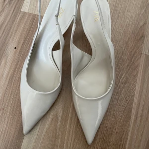 Klackar från Zara - Aldrig använda klackar från Zara🌸 säljer eftersom jag inte använder dem. Klacken är ca 5cm hög och sitter perfekt på storlek 37, lite tajt om man har 38🌸 