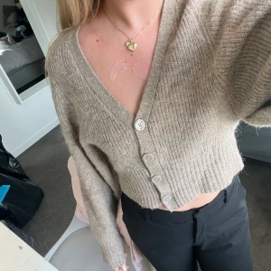 Mysig kofta - Jättefin stickad kofta som tyvärr inte kommer till användning. Från ginas premium quality collection