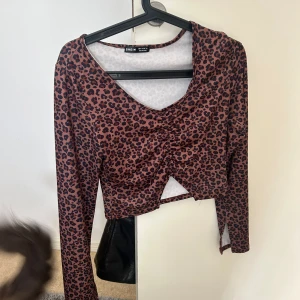Snygg tröja - Bra skick, knappt använd. Ifrån Shein, medium men liten i storlek, passar s. 