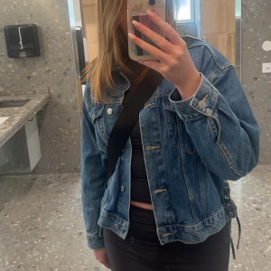 Jeansjacka - Säljer en jeansjacka från ginatricot, använd fåtal gånger så är i väldigt fint skick. Jackan är storlek M. 