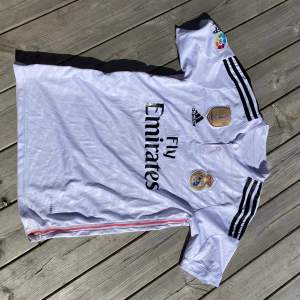 Tjena! Säljer denna riktigt riktigt snygga Real Madrid tröja med CR7, tröjan är i nyskick och är helt perfekt nu inför sommaren.