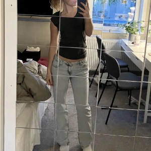 Low waist straight jeans med slits - Använda 1 gång men nu lite för tighta för mig i midjan, jag är 172 och de är bra längd på mig