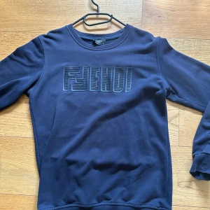 Fendi tröja - I fint skick. Stl M