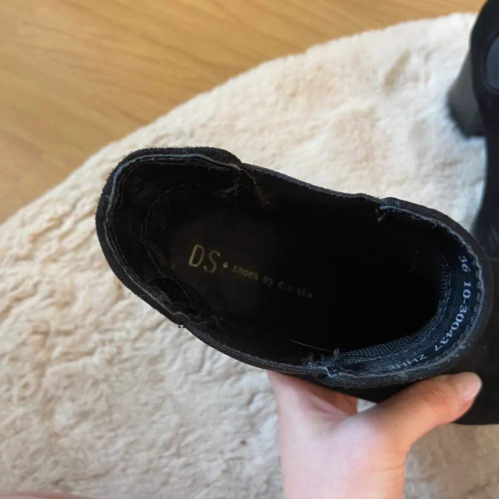 Svarta klackskor från Din sko i mockaimitation. Använda några få gånger och har några små ”repor” längst fram men syns inte tydligt i verkligheten. Klacken är 7cm. Ser smutsiga ut i kameran men det är damm som går att putsa bort. . Skor.