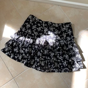 Gullig kjol - Säljer denna supergulliga kjol som köptes på Vinted men tyvärr var för stor för mig! Perfekt för sommaren 🥰😇