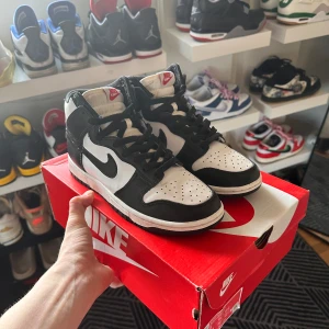 Nike dunk high panda - Tjena hjälper brorsan sälja sina gamla highs då dom inte passar honom längre storlek är 39 och skicket är ca 9/10, finn og box och samt kvitto!, Hör av er vid frågor och funderingar 😁