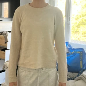 Stickad tröja - Beige stickad tröja, ganska använd men i bra skick. 