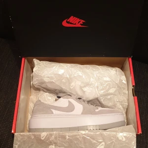 Nike Air Jordan 1 Elevate Low. - Helt nya nike air jordans 1 elevate low, endast testade inne en gång. Med andra ord helt i nyskick/oanvända. Stl: 38,5 Färg - Stealth/titanium/ (lila/grå) Byten kan vara av intresse. Frakt tillkommer och kan även skickas med schenker eller dhl.