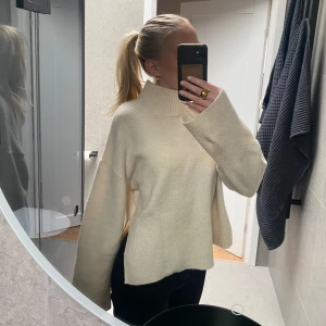 Stickad tröja  - Säljer denna jättefina stickade tröja med lite hög krage och slut på sidan, då den inte kommer till användning🫶🏻 Säljer även en lika i mörkgrå!