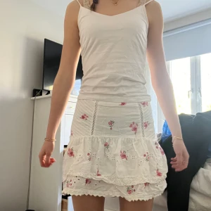 Gullig minikjol - Minikjol från zara perfekt till sommaren. Säljer då den har blivit lite liten.  