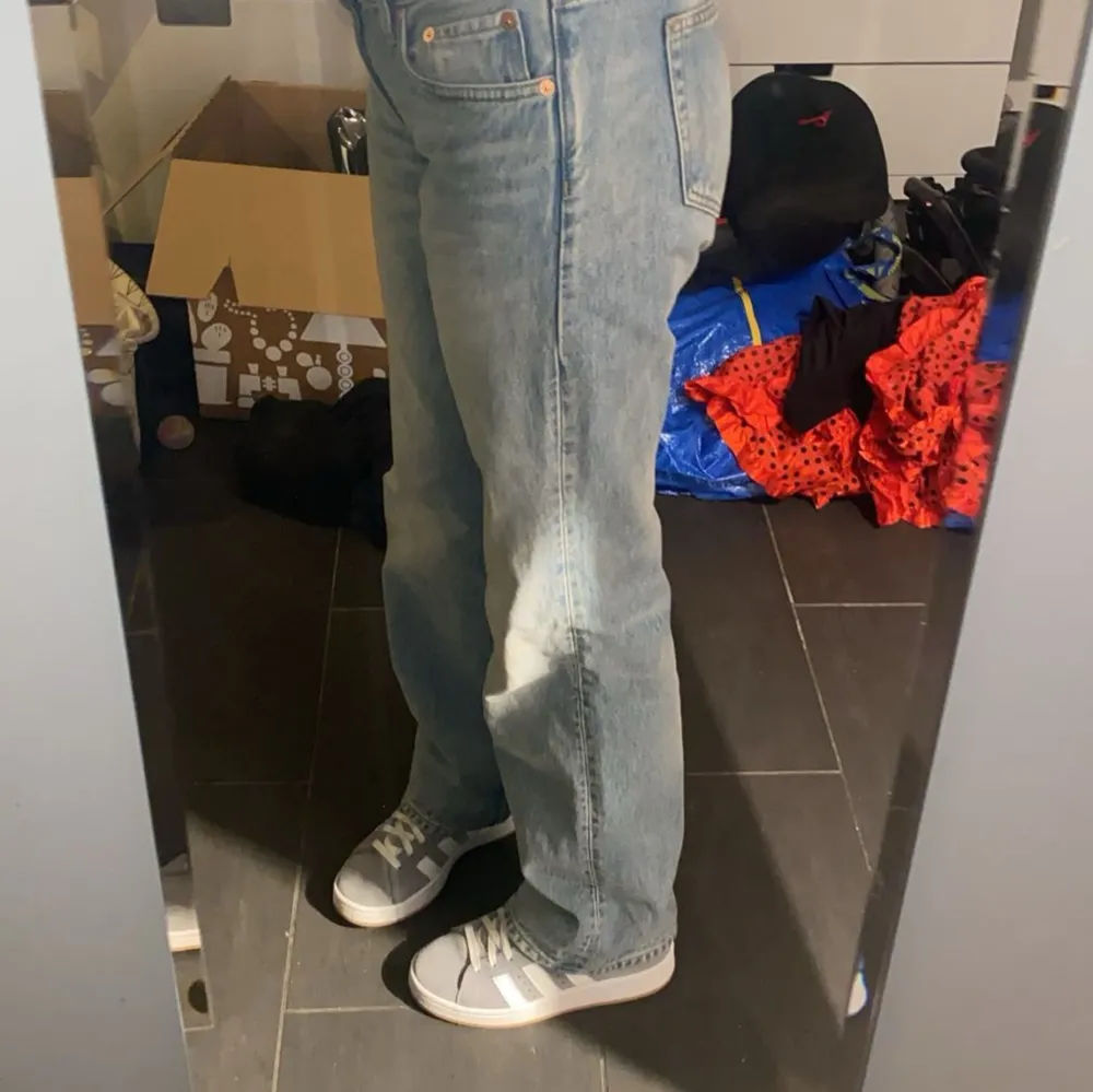 Intressekoll på mina lågmidjade Weekday jeans, de är super fina och jätte enkla att styla men tyvärr har jag alldeles för mycket byxor… 🩷 jag köpte de för 650kr!  Jag är ca 166 cm lång. Jeans & Byxor.