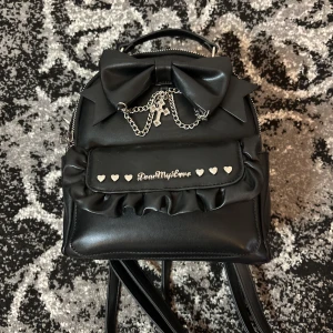 Dear My Love ryggsäck  - Mini ryggsäck från det japanska märket Dear My Love! Gott skick förutom liten crease på ovansidan (se bild 4)! 