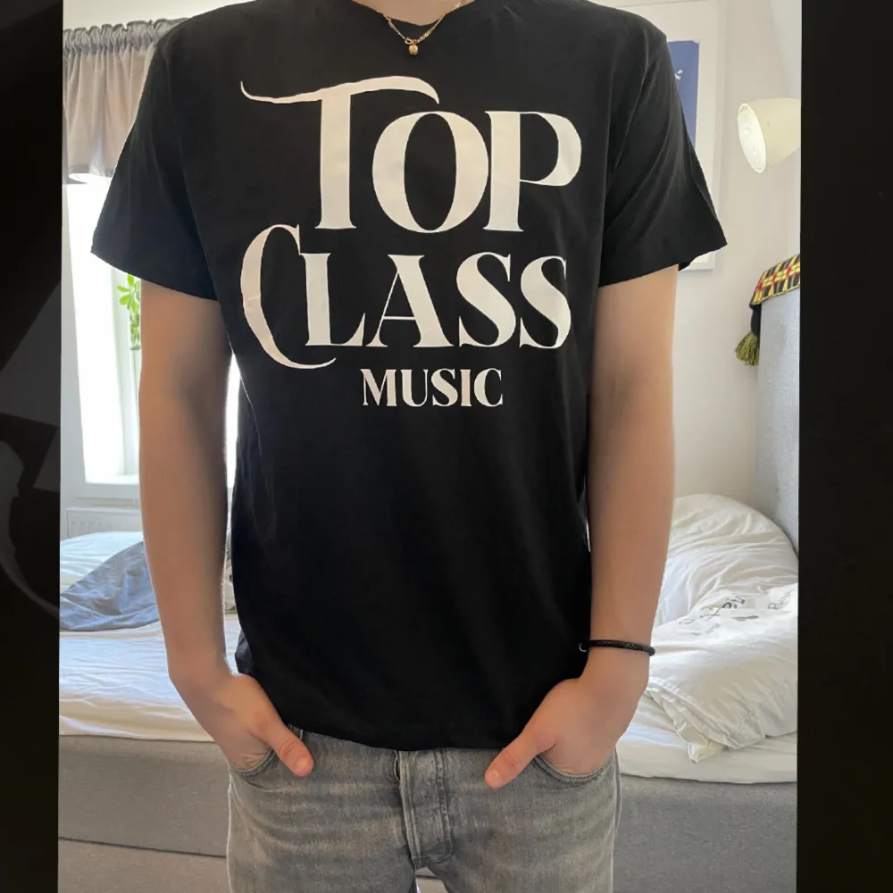 Tjena, säljer helt nya Top class tröjor. Finns i Storlek S/M/L, 50x, skriv vid minsta fundering eller fråga!🙂 300. T-shirts.