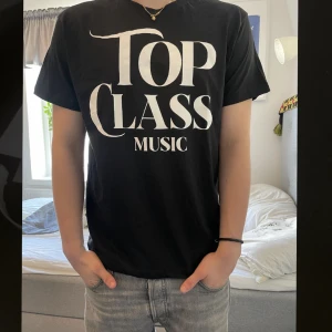 Top class t-shirt  - Tjena, säljer helt nya Top class tröjor. Finns i Storlek S/M/L, 50x, skriv vid minsta fundering eller fråga!🙂 300