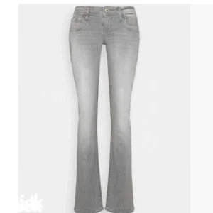 Jättefina LTB jeans!! - Intressekoll på dessa jätte fina gråa lågmidjade LTB jeansen!! Som är slutsålda och eftertraktade! Vill se va ja kan få för dom! (Har ett jätte litet hål som inte syns eller märks alls) kolla bild 4! Ni kan lägga egna bud men inget under 650!
