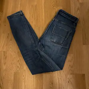 Säljer ett par gamla Filippa k jeans eftersom de är för små skick 6/10 passar för barn slim fit