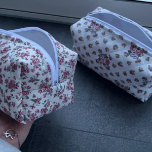 Egengjorda necessärer - Egengjorda necessärer i olika tyg❤️ Hör av dig vid frågor eller funderingar!