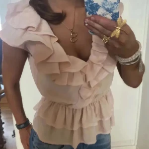 Volang tipp - Funderar på att sälja denna Jätte fin volang topp, kontakta mig vid intresse🩷