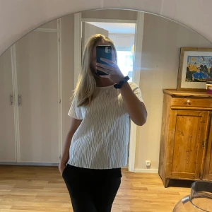 Vit t-shirt  - Vit tshirt med mönster🤍🤍Fint skick