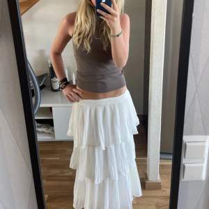 En lång kjol med volanger som är jättefin och bekväm! Använd 2 gånger så i bra skick 🤍🤍🤍  (OBS: Lånad första bild)