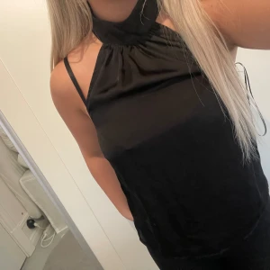 Svart topp - Svart halterneck topp i liknade siden material
