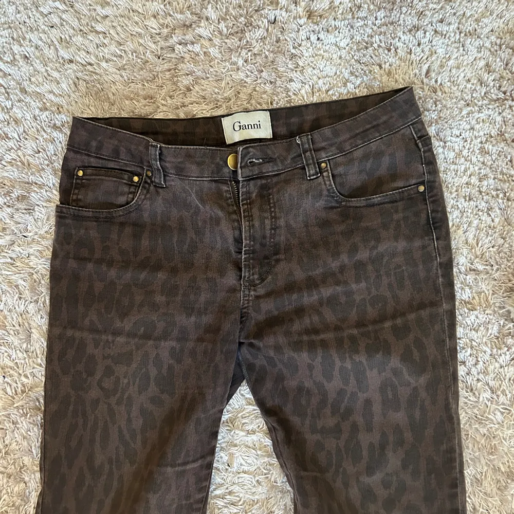Säljer mina jättefina och unika lågmidjade bootcut leopard jeans från ganni. Använda två gånger och är i mycket gott skick💕. Jeans & Byxor.