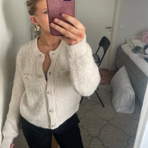 Kofta - Jättemysig stockad kofta. Använd fåtal gånger och säljer då den inte används. Passar S/M💕 