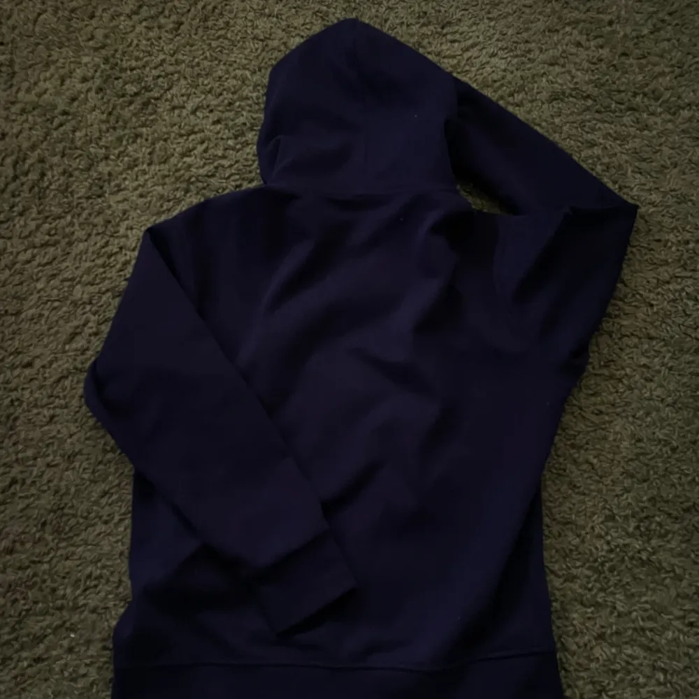 Navy blue polo hoodie. Använt några gånger men i jättebra skick. Priset kan diskuteras vid snabb affär.. Hoodies.