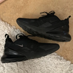 Nike 270  - Svarta Nike 270s i storlek 38, använda men ser nya ut, behöver bara rengöras vilket jag kommer göra innan jag fraktar paketet! Passar mig som brukar ha 37 också