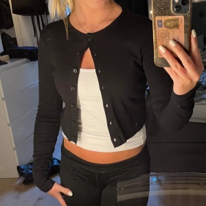 Söt svart tröja med knappar💓 - Säljer denna söta tröja med knappar från hm som kan knäppas på olika sätt💘använd fåtal gånger och är i nyskick!
