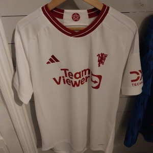 Manchester United tröja från 2023/2024  - Storlek XL och tröjan är knappt använd.