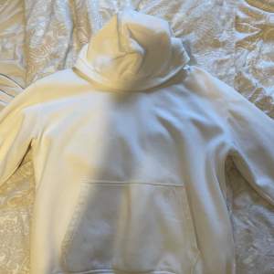 Jätte fin hoodie från Zara i storlek L, använder inte och har knappast gjort heller så den är i nyskick🤙 Snöret i luvan har försvunnit!‼️‼️ Tveka inte att kontakta vid frågor!
