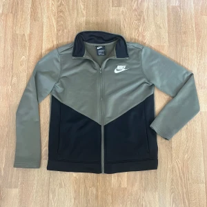 Nike tränings tröja  - Nike tränings tröja i bra skick köpt på zalando i st XL barn storlek motsvarande  xs /s 