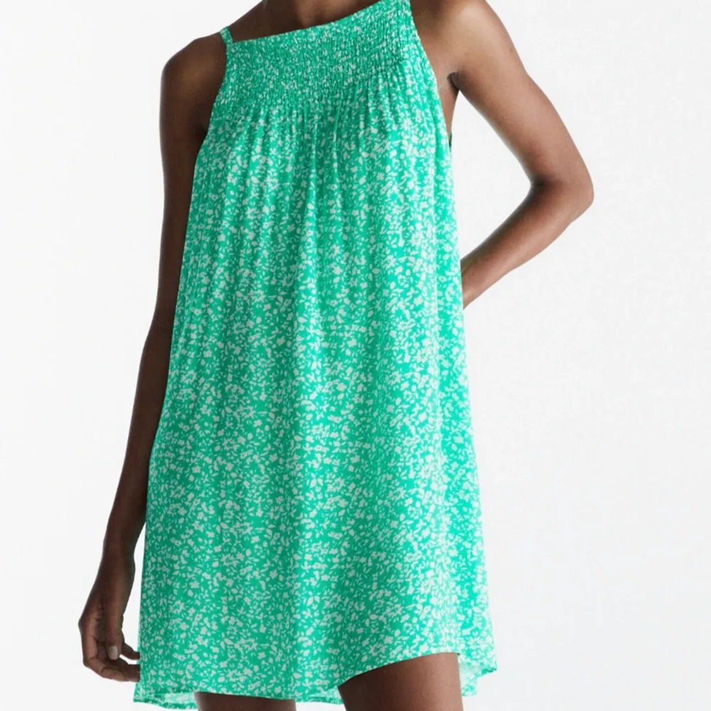 Söt grön klänning till sommaren! Luftig och najs, knappt använd!💚. Klänningar.