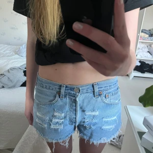 Levi’s Shorts - Säljer mina jeansshorts från Levi’s !  De är i bra skick men några slitningar vid fickorna. Storleken är oklar men jag skulle säga att den sitter som 36/38. Pris kan diskuteras!