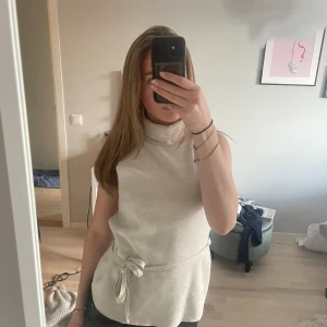 Stickad topp - Så så fin stickad topp från Zara! Väldigt fint skick fortfarande och är köpt förra året. Skriv om ni är intresserade av att köpa!!💗💗🙌🏻