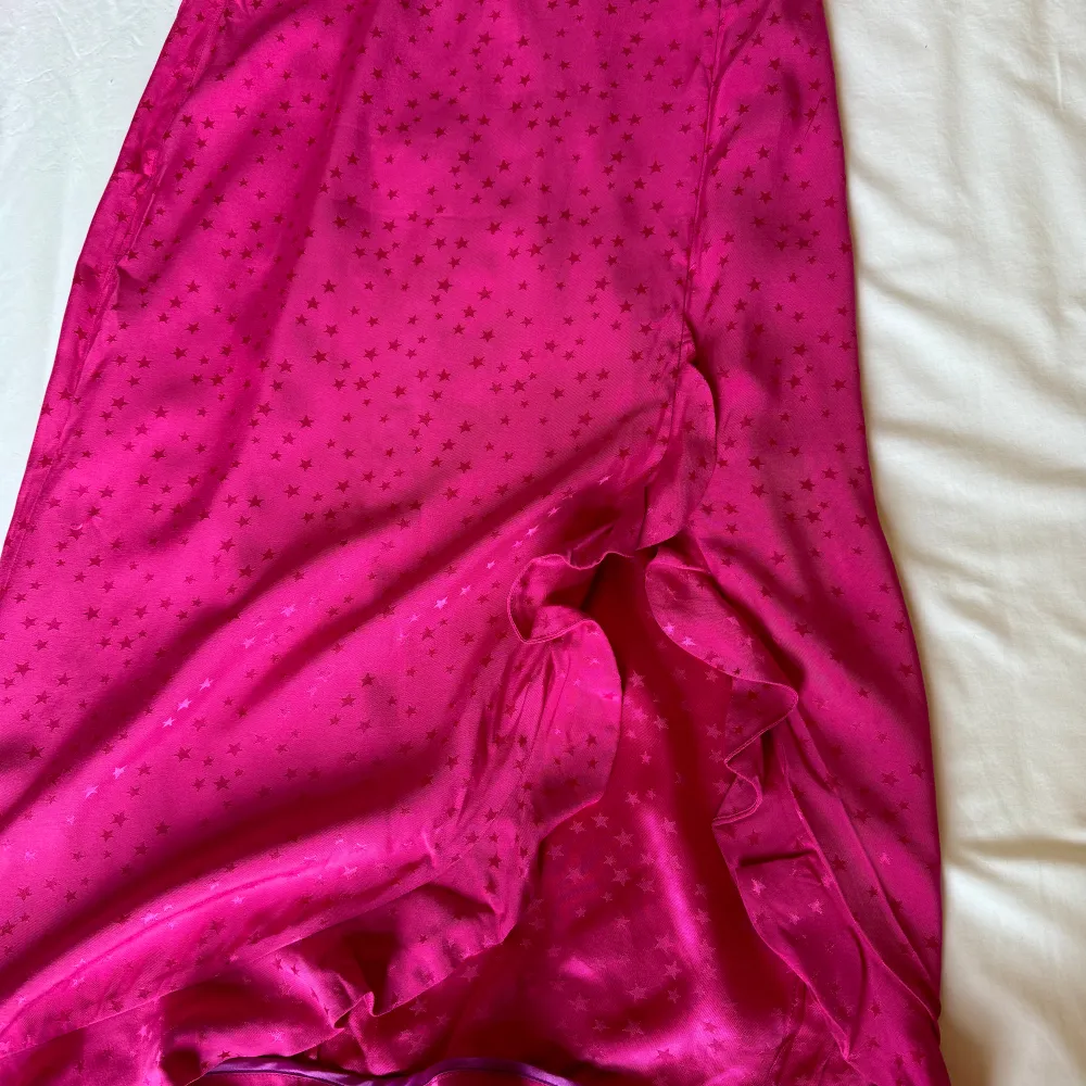 Set from Ted Baker very beautiful strong pink color. Shirt has been worn twice, skirt never. Bought in a sample sale through my previous job . Klänningar.