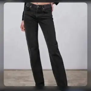 Svarta straight leg jeans, mid waist från zara. Använt Max 3ggr i strl:34 💕skriv för bättre bild.