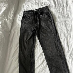 Grå jeans  - Gråmelerade jeans från GinaTricot i stl 36.