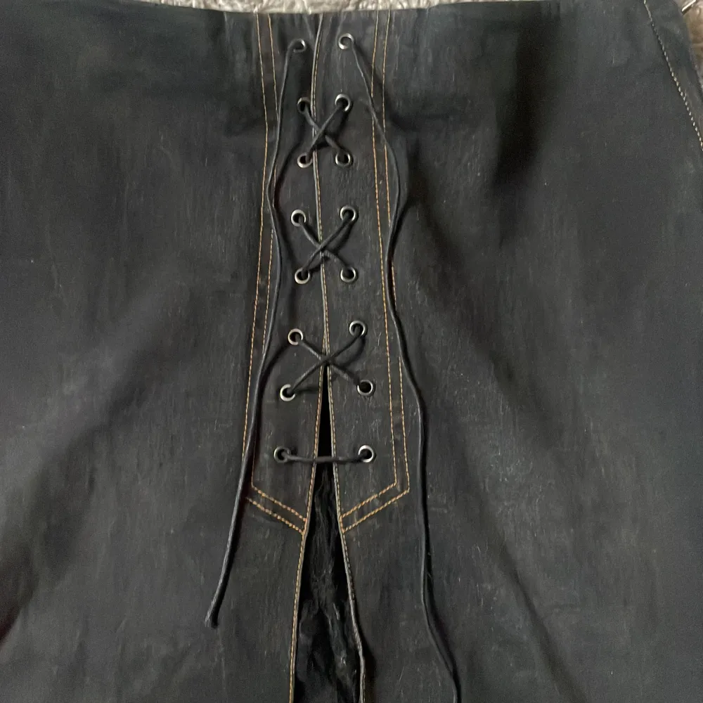 Super söt jeans kjol med snöring 💕 lace och glitter detaljer😽 har inga defekter, helt nyskick! . Kjolar.