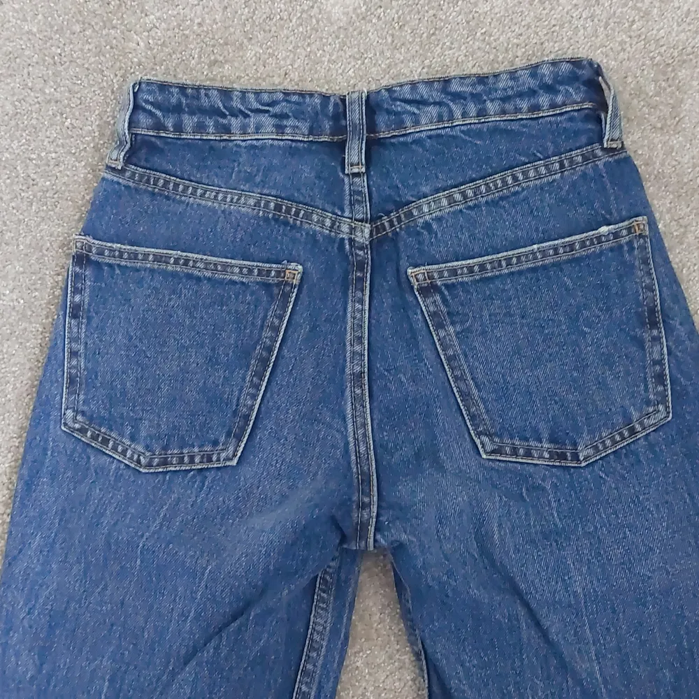 Jeans från zara i bra skick. Trånga i midjan, säljer för jag har växt ur de. 💖 . Jeans & Byxor.