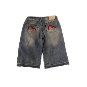 Evisu shorts/jorts i storlek 28. Rätt så bra skick men lite slitna som ni kan se på bild 3 och 4 men syns knappt på längre håll. Priset kan kanske gå och diskutera lite vid snabb äffar💯