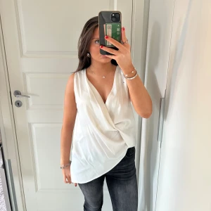 Topp från Zara - Intressekoll på denna vackra topp. De är satin material och så så fin. Passar perfekt till sommaren. Jag skulle säga att den är S/M i storlek. Kontakta mig om du har några frågor💕