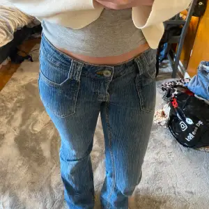 Skit snygga Lågmidjade jeans ifrån J.GALT med jätte fina fickor där bak!!😍 nästan aldrig använda och jätte bra skick!! Det enda är väl bara att en knapp har gått av på ena fickan där bak! Storlek S🩵 Är även en ficka vid högra benet🥰🥰