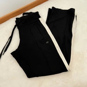 Byxor - Snygga byxor från DKNY, med slits ner till🤍✨