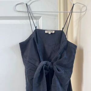 Djerf Avenue knytblus - Svart Djerf Avenue knytblus som man själv kan knyta hur hårt/löst man vill. I skönt, mjukt material. Använd vid ett fåttal tillfällen och köpt för 1099 kr. I storlek XS. Tar bud! 